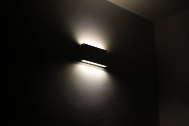 Lamba - geceleri bölgeyi aydınlatmak için fener.