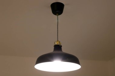 Lamba - geceleri bölgeyi aydınlatmak için fener.