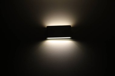 Lamba - geceleri bölgeyi aydınlatmak için fener.