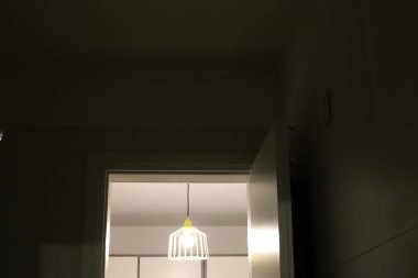 Lamba - geceleri bölgeyi aydınlatmak için fener.