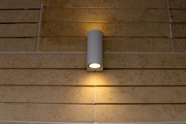 Lamba - geceleri bölgeyi aydınlatmak için fener.