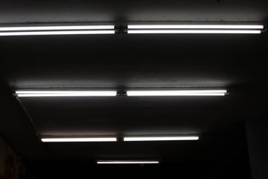 Lamba - geceleri bölgeyi aydınlatmak için fener.