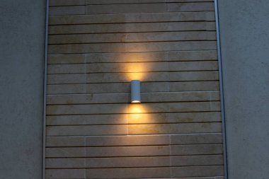 Lamba - geceleri bölgeyi aydınlatmak için fener.