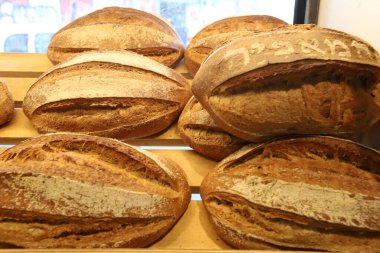 Ekmek ve fırın ürünleri bir mağazada sergileniyor.