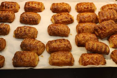 Ekmek ve fırın ürünleri bir mağazada sergileniyor.