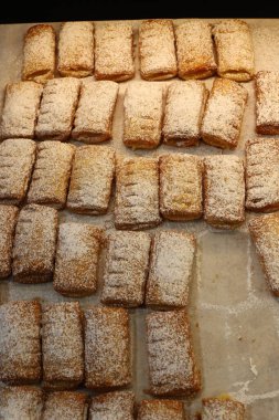 Ekmek ve fırın ürünleri bir mağazada sergileniyor.