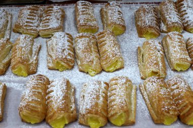 Ekmek ve fırın ürünleri bir mağazada sergileniyor.