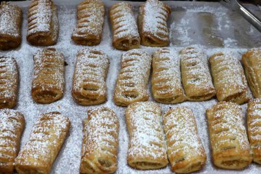 Ekmek ve fırın ürünleri bir mağazada sergileniyor.