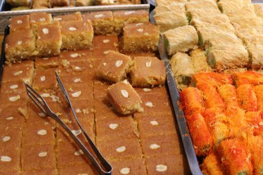 Ekmek ve fırın ürünleri bir mağazada sergileniyor.