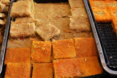 Ekmek ve fırın ürünleri bir mağazada sergileniyor.