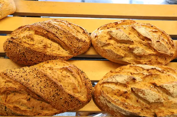 Ekmek ve fırın ürünleri bir mağazada sergileniyor.