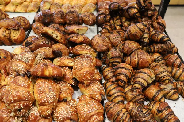 Ekmek ve fırın ürünleri bir mağazada sergileniyor.