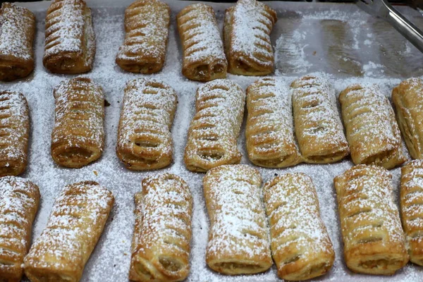 Ekmek ve fırın ürünleri bir mağazada sergileniyor.