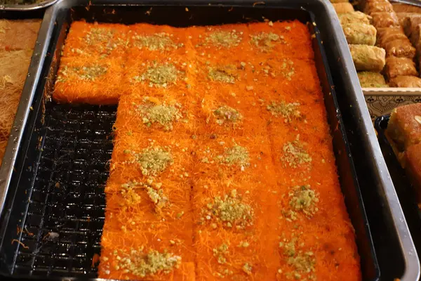 Ekmek ve fırın ürünleri bir mağazada sergileniyor.