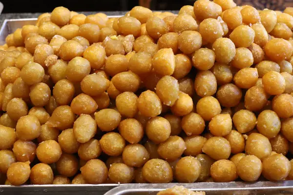 Ekmek ve fırın ürünleri bir mağazada sergileniyor.