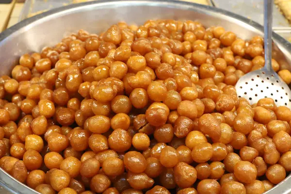 Ekmek ve fırın ürünleri bir mağazada sergileniyor.