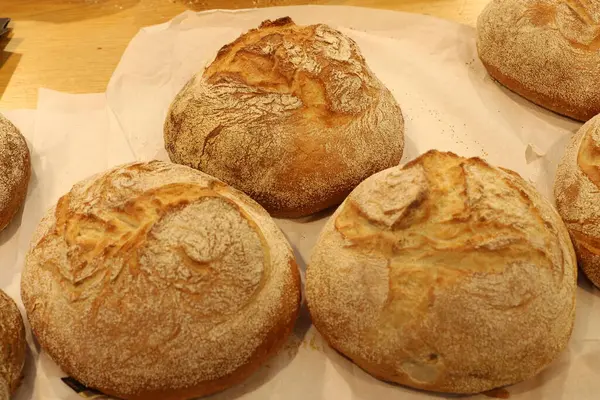 Ekmek ve fırın ürünleri bir mağazada sergileniyor.