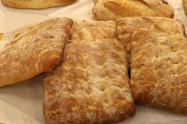 Ekmek ve fırın ürünleri bir mağazada sergileniyor.