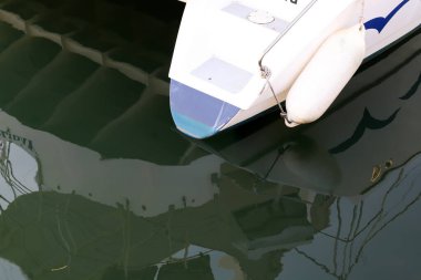 Tel Aviv limanındaki tekne ve yatlar için bir rıhtım..