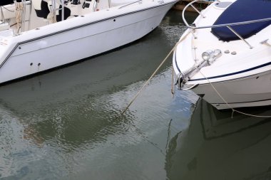 Tel Aviv limanındaki tekne ve yatlar için bir rıhtım..