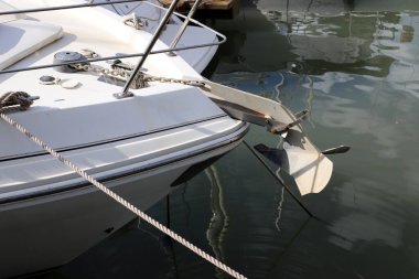 Tel Aviv limanındaki tekne ve yatlar için bir rıhtım..