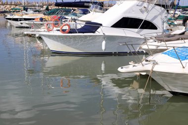 Tel Aviv limanındaki tekne ve yatlar için bir rıhtım..