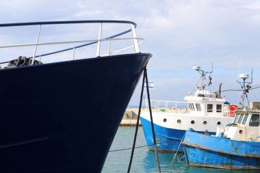 Tel Aviv limanındaki tekne ve yatlar için bir rıhtım..