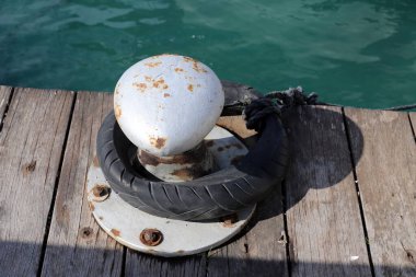 Tel Aviv limanındaki tekne ve yatlar için bir rıhtım..