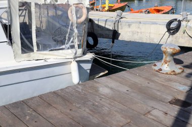 Tel Aviv limanındaki tekne ve yatlar için bir rıhtım..