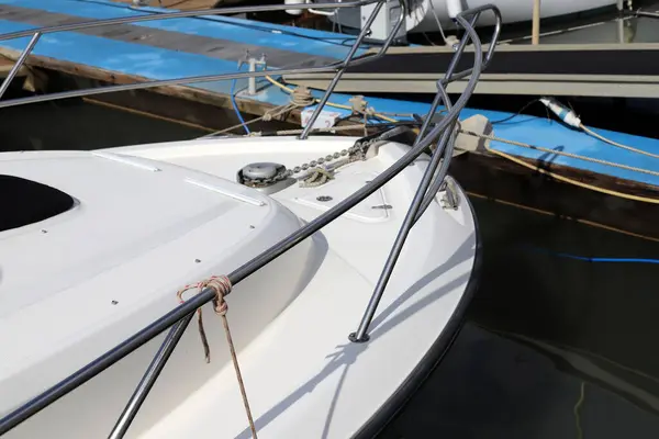 Tel Aviv limanındaki tekne ve yatlar için bir rıhtım..