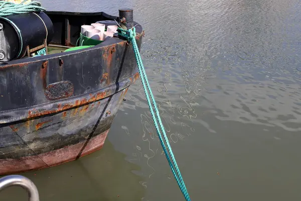 Tel Aviv limanındaki tekne ve yatlar için bir rıhtım..