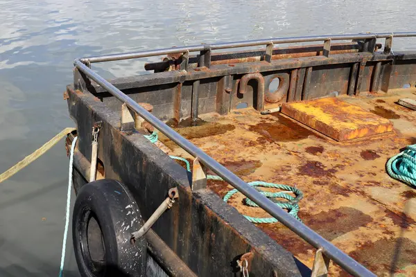 Tel Aviv limanındaki tekne ve yatlar için bir rıhtım..