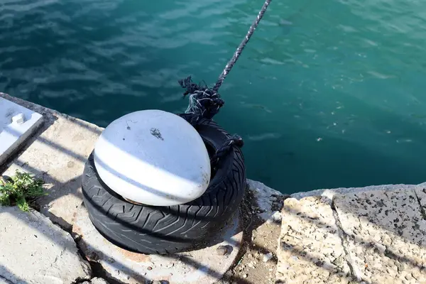 Tel Aviv limanındaki tekne ve yatlar için bir rıhtım..