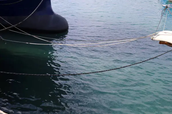 Tel Aviv limanındaki tekne ve yatlar için bir rıhtım..