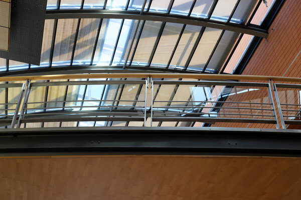 Архитектурные детали строительства зданий и сооружений в Израиле. Абстрактный фрагмент современной архитектуры.