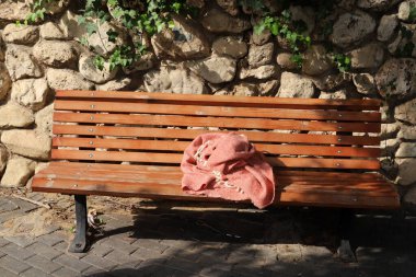 İsrail 'de bir şehir parkında dinlenme bankı.