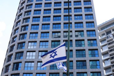 Davud 'un yıldızıyla İsrail' in mavi ve beyaz bayrağı.