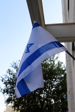 Davud 'un yıldızıyla İsrail' in mavi ve beyaz bayrağı.