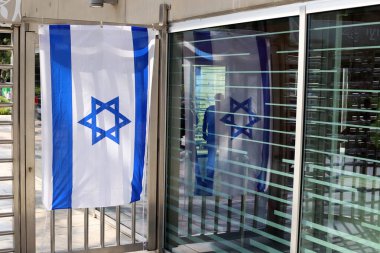 Davud 'un yıldızıyla İsrail' in mavi ve beyaz bayrağı.