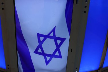 Davud 'un yıldızıyla İsrail' in mavi ve beyaz bayrağı.