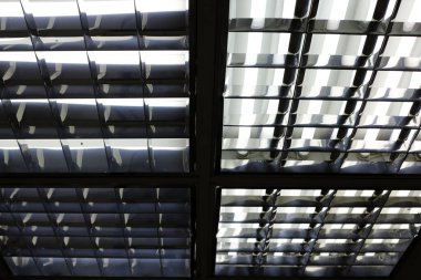 Işığın parlak yansımalarıyla soyut bir arkaplan. Vektör illüstrasyonu .