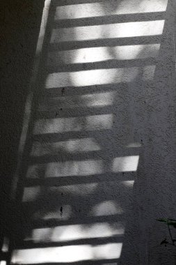 Işığın parlak yansımalarıyla soyut bir arkaplan. Vektör illüstrasyonu .