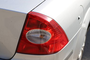 Bir arabanın gövdesine yakın çekim..