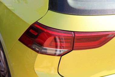 Bir arabanın gövdesine yakın çekim..