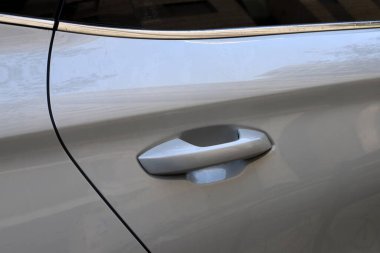 Bir arabanın gövdesine yakın çekim..