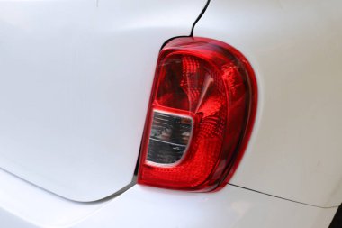 Bir arabanın gövdesine yakın çekim..