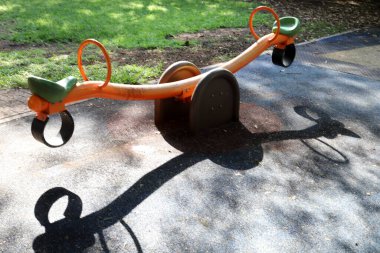 Şehir parkında oyun ve spor malzemeleri..