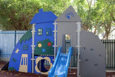 Şehir parkında oyun ve spor malzemeleri..