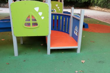 Şehir parkında oyun ve spor malzemeleri..