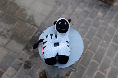 Şehir parkında oyun ve spor malzemeleri..